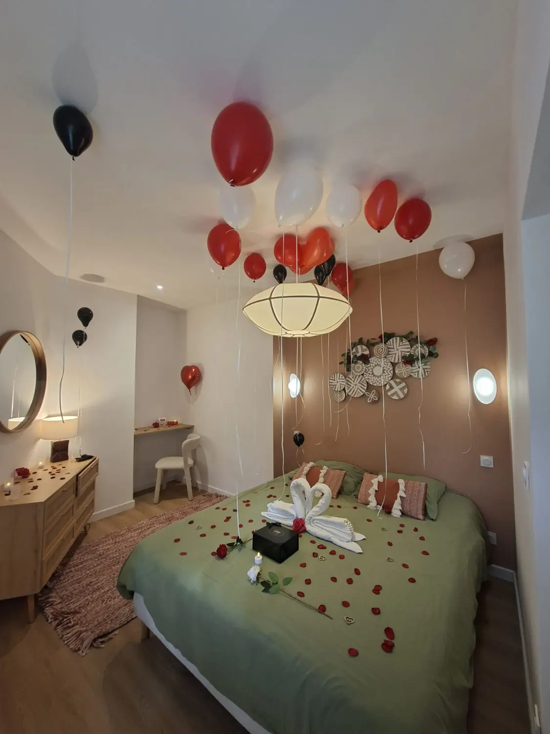 Chambre romantique avec ballons, coiffeuse et lit vert sauge